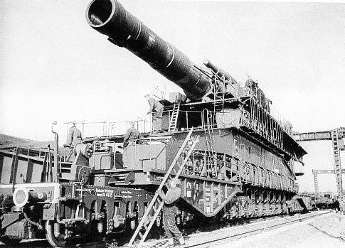 Chuyến tàu thứ hai gồm 16 toa, vận chuyển một cần trục lắp ráp và các thiết bị phụ trợ khác nhau đến hiện trường. Chuyến tàu thứ ba gồm 17 toa đã chuyển các bộ phận của pháo và các xưởng đến địa điểm.