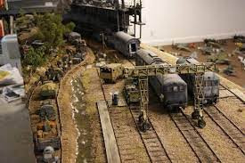 Siêu pháo Dora được sử dụng lần đầu tiên trong chiến đấu vào năm 1942 tại mặt trận phía Đông với Liên Xô, nhằm bắn phá quân cảng Sevastopol tại bán đảo Cream. Để chuẩn bị cho Dora chiến đấu, chuyến tàu đầu tiên gồm 43 toa, vận chuyển các nhân viên phục vụ và thiết bị ngụy trang đến trước làm công tác chuẩn bị.