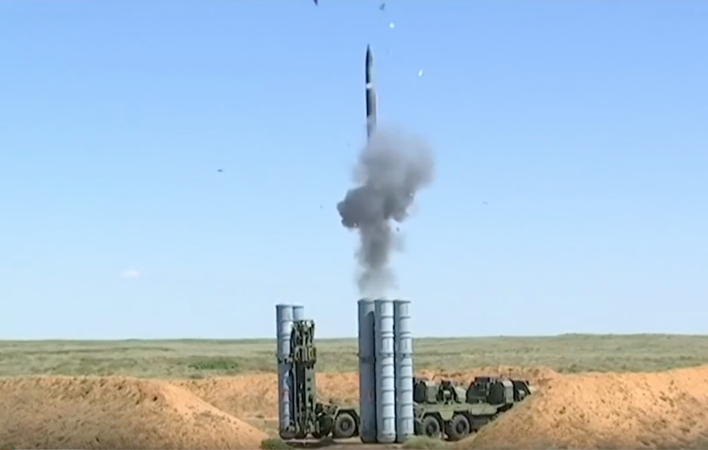 Tên lửa S-300 được phóng khỏi ống phóng bằng khí nén, đến khoảng cách an toàn, động cơ tên lửa mới hoạt động và đẩy tên lửa đi các hướng. Kỹ thuật này cho phép tên lửa có xạ giới hướng 360°; và các loại tên lửa tầm xa của Nga sau này đều thiết kế theo hướng này.