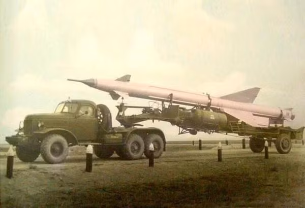 Hệ thống tên lửa đất đối không có dẫn đường đầu tiên của gia đình nhà SAM là S-25 Berkut, được Liên Xô triển khai trong 27 năm - từ năm 1955 đến năm 1987. S-25 có tầm hoạt động khá hạn chế và ban đầu chỉ được triển khai xung quanh thủ đô Moscow.