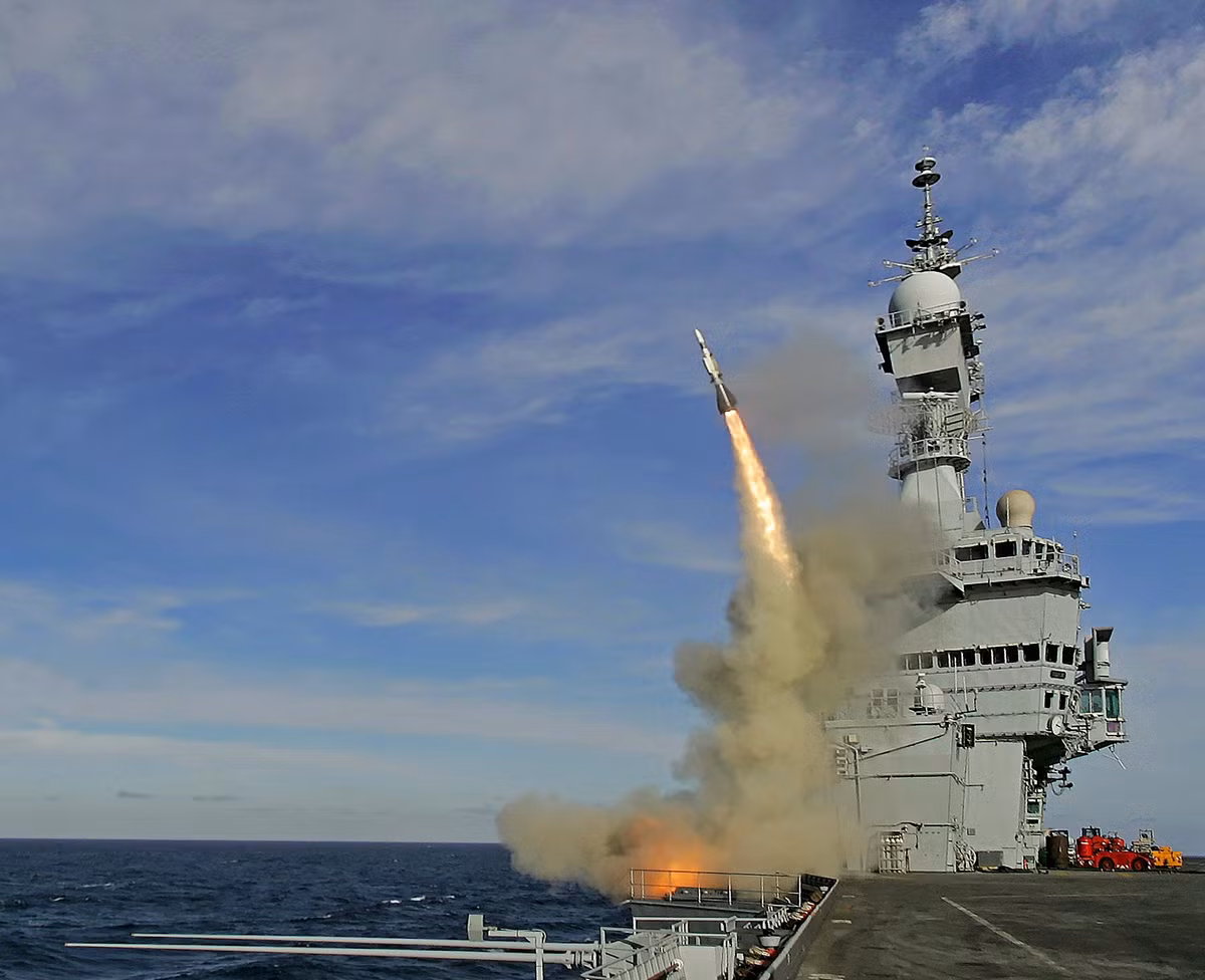 Chưa hết, không chỉ có ít giếng phóng hơn, mà các giếng phóng này chỉ có thể phóng được hai loại tên lửa, sử dụng trong vai trò phòng không thông thường là Aster 15 và Aster 30, mà không thể đánh chặn tên lửa đạn đạo; trái ngược hoàn toàn với các giếng phóng thẳng đứng trên tàu AEGIS.