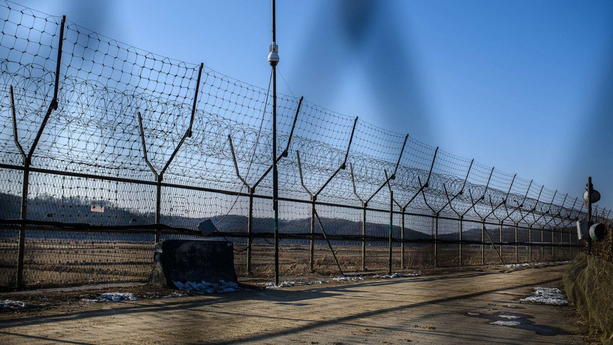 Năm 2010, lính canh biên giới bằng robot có vũ trang SGR-1, bắt đầu tuần tra DMZ, giúp làm giảm chi phí nhân lực cao, liên quan đến việc bao phủ toàn bộ khu giới tuyến dài 260km.