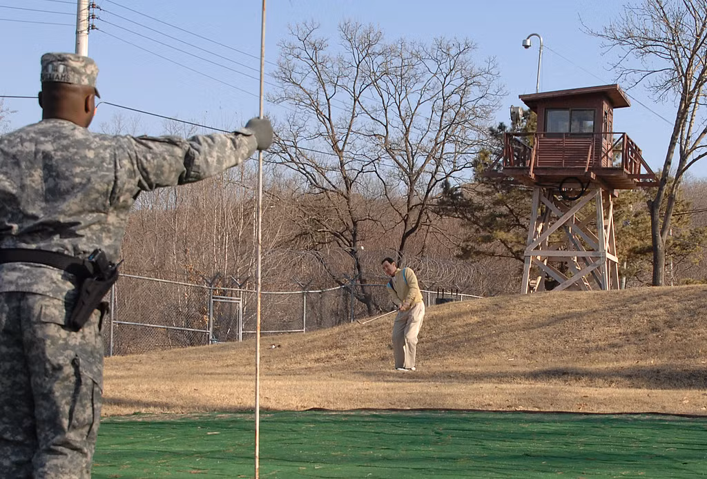 Trong khi đó, ở phía nam DMZ, Hàn Quốc cũng có hệ thống phòng thủ rộng khắp, được thiết kế để ngăn chặn quân đội Triều Tiên vượt qua biên giới. Quân đội Hàn Quốc thường xuyên tuần tra biên giới, kiểm tra các dấu hiệu xâm nhập, với súng máy hạng nặng và các vũ khí hỗ trợ khác, tại các khu vực trọng yếu.