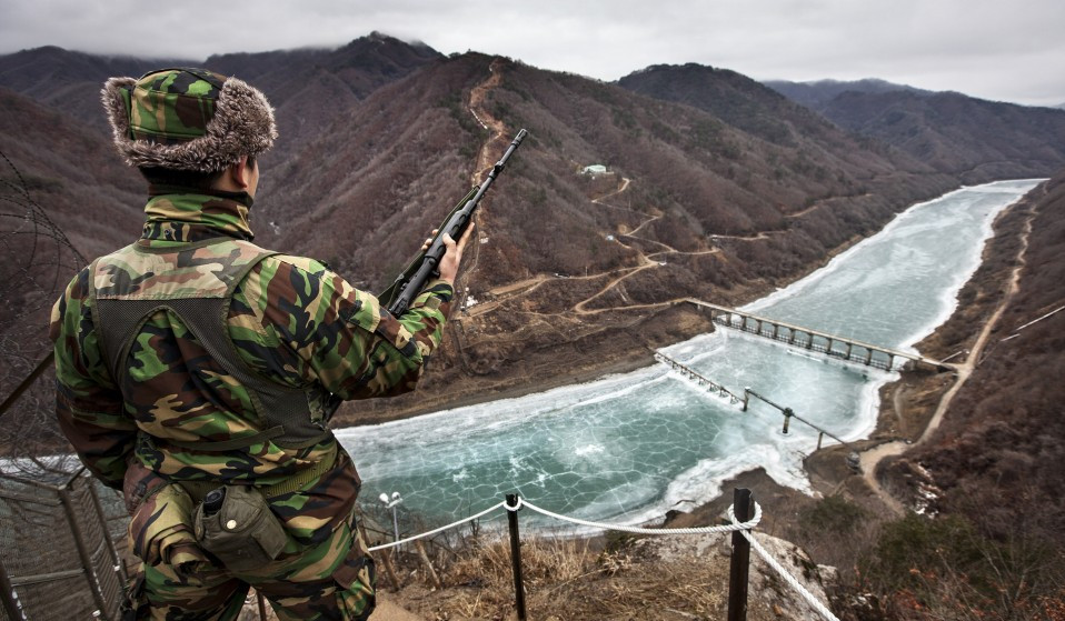 Về mặt kỹ thuật, cả Hàn Quốc và Triều Tiên từng là một quốc gia thống nhất; nhưng trên thực tế, DMZ đã trở thành biên giới ngăn cách giữa hai quốc gia và nằm trên đường vĩ tuyến 38.