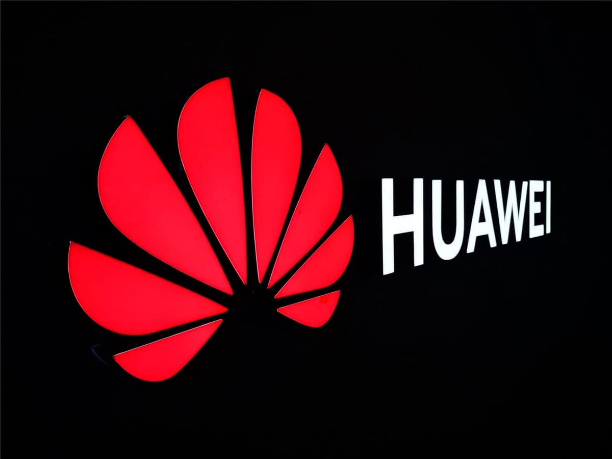 Được thành lập bởi một cựu sĩ quan của Quân đội Trung Quốc (PLA), tập đoàn Huawei bị cáo buộc có quan hệ mật thiết với tình báo Trung Quốc. Do đó, Mỹ kiên quyết tiến hành loại trừ công ty này, khỏi mạng 5G của các thành viên NATO.