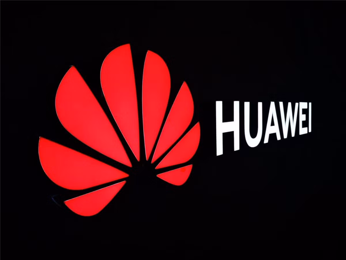 Được thành lập bởi một cựu sĩ quan của Quân đội Trung Quốc (PLA), tập đoàn Huawei bị cáo buộc có quan hệ mật thiết với tình báo Trung Quốc. Do đó, Mỹ kiên quyết tiến hành loại trừ công ty này, khỏi mạng 5G của các thành viên NATO.