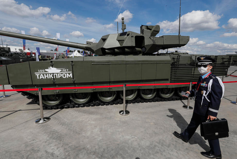 Không thiếu những khí tài quân sự cao cấp mà Điện Kremlin hy vọng sẽ bán tại triển lãm năm nay, bao gồm xe tăng chiến đấu chủ lực (MBT) thế hệ mới T-14 Armata, xe tăng T-90MS, phiên bản xuất khẩu của máy bay chiến đấu thế hệ thứ năm Su-57 và hệ thống tên lửa tầm xa Antey-400.