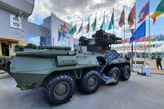 Còn Tập đoàn Rostec thông báo, họ đang chào hàng hệ thống chỉ huy pháo binh Planshet-M-IR; hệ thống này sẽ tích hợp với các máy bay không người lái (UAV), để nâng cao hiệu quả trong việc tính toán phần tử pháo binh theo thời gian thực.