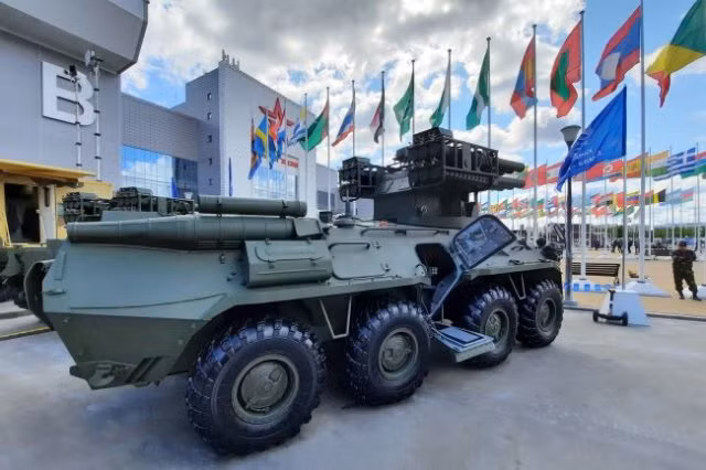 Còn Tập đoàn Rostec thông báo, họ đang chào hàng hệ thống chỉ huy pháo binh Planshet-M-IR; hệ thống này sẽ tích hợp với các máy bay không người lái (UAV), để nâng cao hiệu quả trong việc tính toán phần tử pháo binh theo thời gian thực.