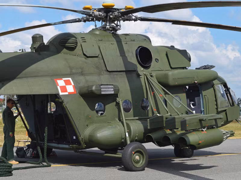 Cabin của trực thăng có diện tích sàn 12,5m² và không gian hiệu dụng là 23m³. Cửa ra ở phía sau cho phép binh sĩ và hàng hóa ra vào nhanh chóng. Máy bay trực thăng có thể được trang bị cửa trượt bên phải, thiết bị nhảy dù và thả dù, đèn rọi và hệ thống nổi khẩn cấp.