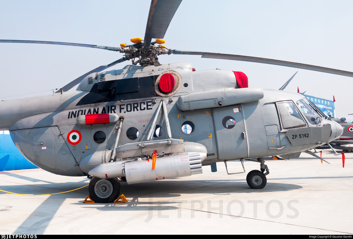 Trước đó Bộ Quốc phòng Ấn Độ cũng đã đặt hàng 12 máy bay trực thăng Mi-17V5 trong triển lãm Aero India diễn ra vào tháng 2/2013. Bộ Quốc phòng Ấn Độ đã ký hợp đồng trị giá 1,3 tỷ đô la cho 80 máy bay trực thăng vào tháng 12/2008.