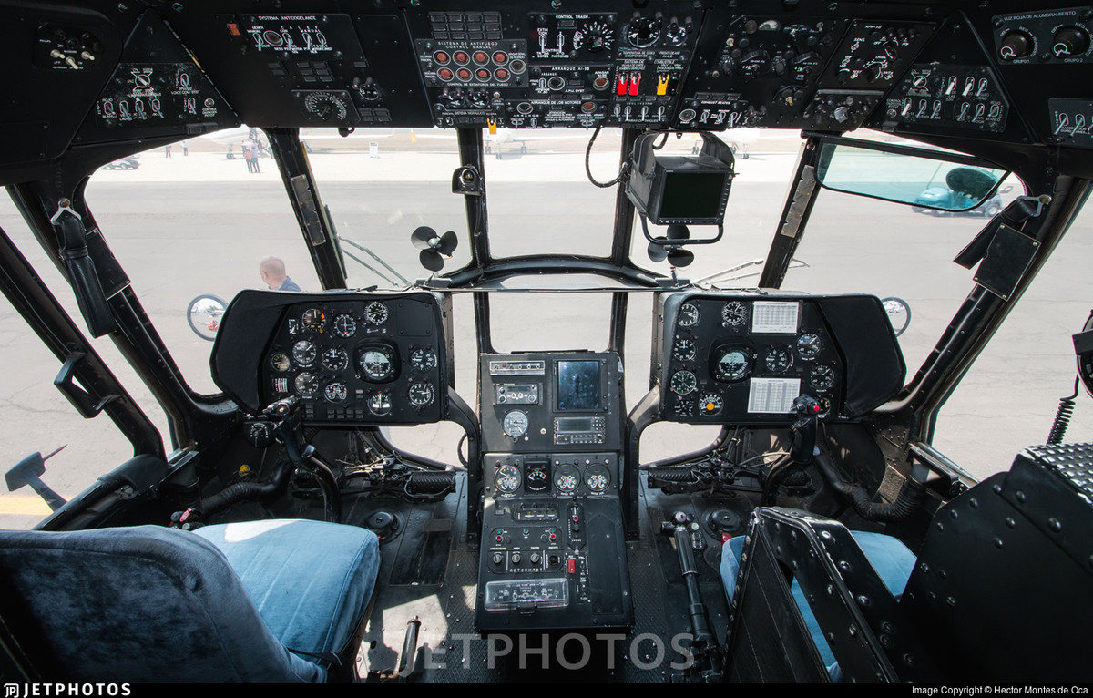 Buồng lái bằng kính của Mi-17V-5 được trang bị hệ thống điện tử hiện đại, bao gồm 4 màn hình đa chức năng, thiết bị quan sát ban đêm, radar thời tiết trên khoang và hệ thống lái tự động. Buồng lái tiên tiến giúp giảm khối lượng công việc của phi công.