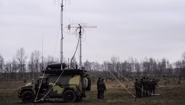 Theo báo cáo của CSBA, lực lượng không quân và hải quân của Nga không chỉ được chuẩn bị tốt cho chiến tranh điện từ (EW), mà họ còn có những thành tựu về chống chế áp điện tử của đối phương EMS. Tuy nhiên EMS của Nga đã đạt được ít tiến bộ hơn, không như lãnh đạo quân sự Nga mong muốn.