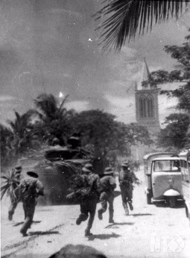 Tiểu đoàn 1, Trung đoàn 2 hành quân đến thôn Mỹ Đức, cách khu vực địch ném bom mười ki-lô-mét. Nhân dân cho biết có một toán địch rất đông từ Thành Sơn chạy về cụm lại ở đó. Phán đoán có thể đây là bọn chỉ huy mà Sư đoàn đang truy tìm, Tiểu đoàn trưởng Nguyễn Văn Xích lệnh cho Đại đội 3 phải bao vây thật chặt, không cho chúng chạy thoát. 