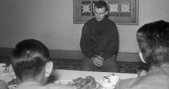 Hỏi về những khả năng của Mỹ đối với chính quyền Sài Gòn, hắn khẳng định mặc dù Mỹ lập cầu hàng không quân vận khẩn cấp Nhật Bản - Bangkok - Sài Gòn, với nửa tỷ đô la viện trợ, nhưng thực chất Mỹ đã thả nổi cuộc chiến tranh ở miền Nam. Mỹ cũng không còn hy vọng gì có thể cứu được chính quyền tay sai ở miền Nam Việt Nam. 