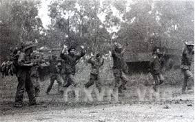 Loan biết dưới mương chưa hết địch, nhưng vì chỉ còn lại một mình nên chưa biết hành động ra sao. Giữa lúc Loan còn đang tính toán thì dưới lòng mương lại có tiếng động. Không do dự, Loan rút chốt lựu đạn thả xuống, bọn giặc hốt hoảng xin hàng, tất cả là tám tên. 