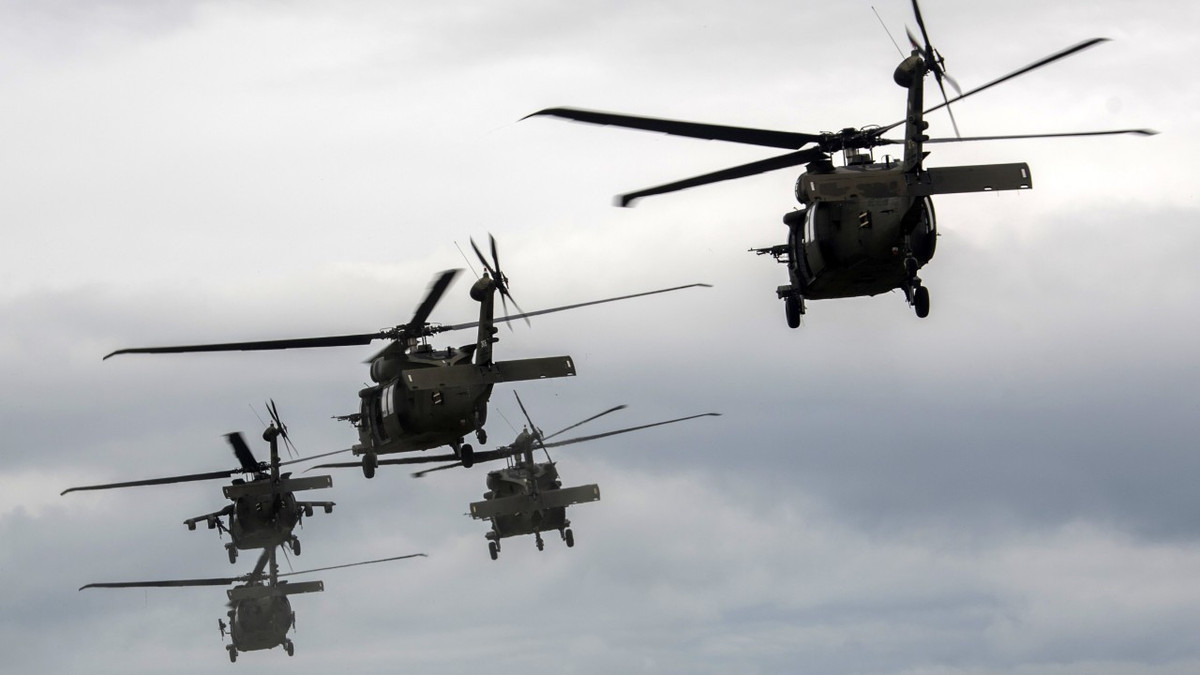 Trưa hôm đó địch ném bom Thuộc Chàm, một thị trấn lớn nằm ở khoảng giữa sân bay Thành Sơn và Phan Rang. Buổi chiều, một tốp trực thăng xuất hiện, chúng bay rất cao dọc theo bờ biển rồi mất hút. Quân ta phán đoán địch đang dò tìm tung tích bọn chỉ huy cao cấp để giải cứu. 