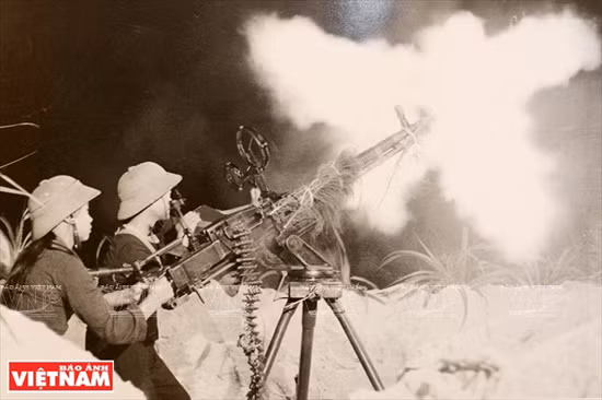 Tiêu biểu, đêm 22 rạng sáng ngày 23/12/1972, ba trung đội tự vệ của Nhà máy cơ khí Mai Động, Nhà máy cơ khí Lương Yên và xí nghiệp Gỗ Bạch Đằng đã phục kích tại cảng Vân Đồn (Hà Nội); sử dụng 3 khẩu DShK và 2 tổ hợp súng máy phòng không ZPU-1 14,5 mm đã bắn rơi tại chỗ một máy bay F-111A của không quân Mỹ, bắt sống phi công. 