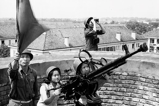 Đối với các lực lượng dân quân tự vệ, súng máy phòng không DShK cũng được sử dụng rất rộng rãi. Trong hai cuộc chiến bảo vệ Miền Bắc chống chiến tranh phá hoạt của không quân Mỹ; DShK được trang bị cho các trung đội và tiểu đội dân quân, tạo thành màn hỏa lực tầm thấp tiêu diệt máy bay. 