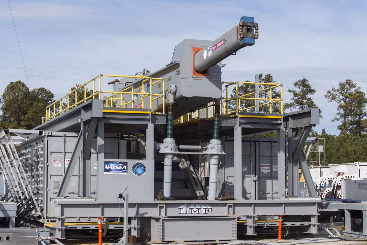 Nhưng những khẩu pháo điện từ trang bị trên Zumwalt chưa hoàn thiện kỹ thuật; đặc biệt là khi Hải quân Mỹ quyết định giảm số lượng tàu lớp Zumwalt từ 32 chiếc, xuống chỉ còn 3 chiếc, nên đạn dược của nó đã trở nên đắt đỏ hơn.