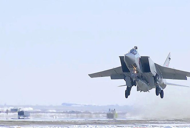 Tuy nhiên, sau khi được cải tiến thành tên lửa trang bị trên máy bay, nhờ MiG-31 cung cấp độ cao bay và tốc độ ban đầu mà tầm bắn của tên lửa này đã tăng lên tới 2.000km.