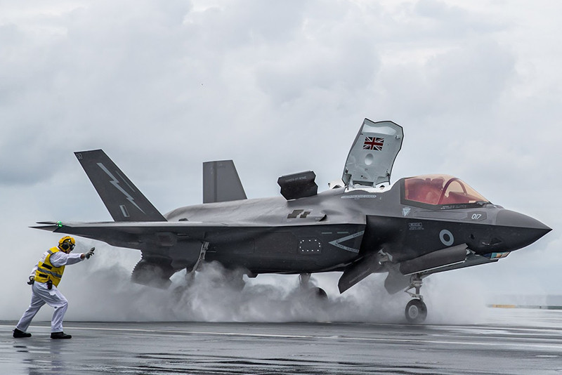 Những chiếc F-35B của Mỹ được triển khai trên chiếc "Queen Elizabeth" xuất phát từ Phi đội tấn công chiến đấu số 211 (VMFA-211) của Thủy quân lục chiến Mỹ. Chiếc "Queen Elizabeth" hiện mang theo 10 chiếc F-35B của Mỹ và 8 chiếc F-35B của Anh.