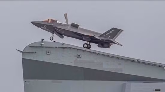 Với những lý do trên, đồng nghĩa với việc F-35B thuộc sở hữu của Hải quân Anh, không thể đủ số lượng hoạt động trên tàu sân bay của họ. Do đó, Queen Elizabeth đã phải "dồn" cả số máy bay chiến đấu F-35B của Thủy quân lục chiến Mỹ và số F-35B của Quân đội Anh, mới đủ số lượng.