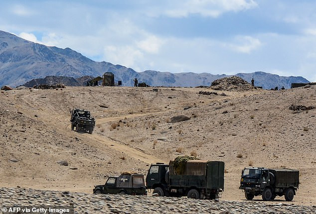 Số lượng quân lớn như vậy, được triển khai dọc theo tuyến biên giới, nhằm ngăn chặn sự xâm lược bất ngờ của Trung Quốc. Đồng thời việc tăng cường thêm quân, có thể cho phép Ấn Độ có cơ hội tấn công và thậm chí chiếm lãnh thổ của Trung Quốc, nếu tình huống cho phép. 