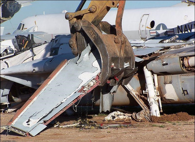 Và Hải quân Mỹ, hiện không có máy bay chiến đấu nào, có thể đảm nhiệm phòng không tầm xa. Trong bối cảnh như vậy, Hải quân Mỹ càng nhận thấy, việc họ loại bỏ F-14 quá sớm, là một sai lầm mà khó có thể khắc phục, khi nhìn các đối thủ Nga và Trung Quốc, có nhiều loại vũ khí, có thể đe dọa sự an toàn của biên đội tàu sân bay Mỹ. Nguồn ảnh: Foxtrot.