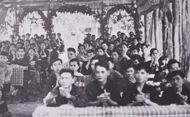 Về phía ta, Bộ Chính trị và Quân ủy Trung ương quyết định tiếp tục đẩy mạnh tiến công quân sự, kết hợp chặt chẽ với đấu tranh chính trị, nhanh chóng thực hiện những đòn đánh tiêu diệt lớn hơn, kiên quyết đánh bại chiến lược “chiến tranh đặc biệt”. Trung ương Cục Quân Ủy và Bộ Chỉ huy Miền quyết định mở đợt tiến công Xuân - Hè 1965.
