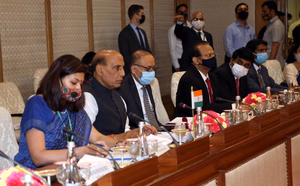 Ngay sau khi đến Ấn Độ, ông Austin đã gặp Thủ tướng Ấn Độ Narendra Modi và Cố vấn An ninh quốc gia Doval. Theo các thông tin, Austin và Doval đã có một cuộc họp kéo dài hai giờ, trong đó họ trao đổi các vấn đề quan trọng về môi trường an ninh ở châu Á và các vấn đề khác.