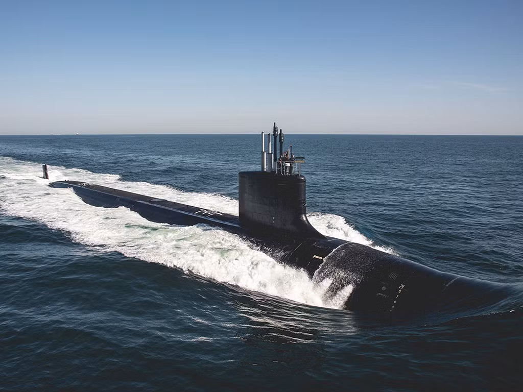 Vậy chi phí đóng một tàu ngầm hạt nhân là bao nhiêu? Đầu tiên, chúng ta phải tìm hiểu tàu ngầm hạt nhân là gì. Tàu ngầm hạt nhân không phải là vũ khí hạt nhân. Sự khác biệt giữa tàu ngầm hạt nhân và tàu ngầm thông thường nằm ở động cơ. Tàu ngầm hạt nhân sử dụng lò phản ứng hạt nhân để hoạt động, trong khi tàu ngầm thông thường sử dụng động cơ diesel-điện.