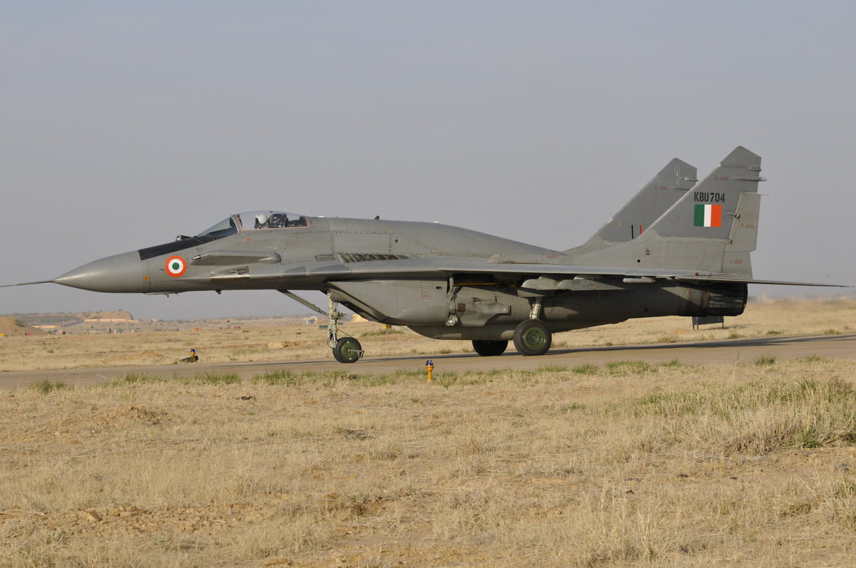 Một lợi thế cho MiG-35 là Không quân Ấn Độ (IAF) đã sử dụng chiến đấu cơ MiG từ thời Liên Xô. Một trong số đó là MiG-29 (tiền thân của MiG-35), là máy bay chiến đấu chiếm ưu thế trên không hai động cơ, một chỗ ngồi; có khả năng đạt tốc độ tối đa 2.445 km/h (Mach-2.3) với trần bay chiến đấu 17 km.