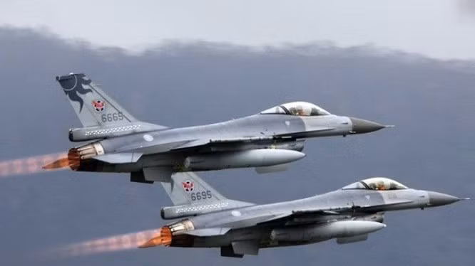 Sau Nhật Bản, đảo Đài Loan cũng tăng cường mua vũ khí Mỹ dưới thời Tổng thống Trump. Đài Bắc đã ký hợp đồng mua 66 tiêm kích F-16 nâng cấp, 400 tên lửa chống hạm Harpoon, 100 phương tiện mang phóng, radar và thiết bị hỗ trợ khác.