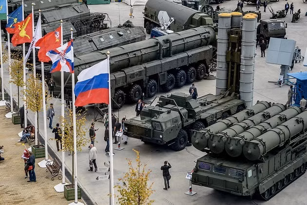 Đứng thứ hai sau Mỹ vẫn là Nga, nhà xuất khẩu vũ khí lớn thứ 2 thế giới, chiếm 22% tổng kim ngạch toàn cầu. Những khách hàng chính là Algeria, Venezuela, Ấn Độ và Trung Quốc. Ngoài ra, Nga đang hợp tác quân sự với hơn 80 nước trên thế giới, trong đó xuất khẩu vũ khí và sản phẩm quốc phòng tới 62 quốc gia.