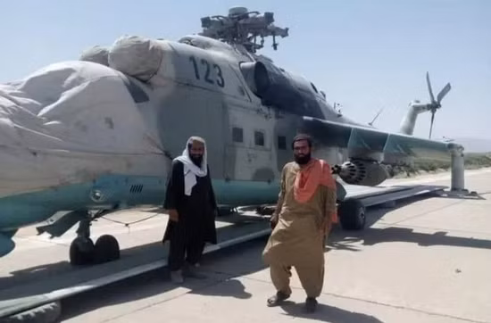 Theo những bức ảnh xuất hiện trên mạng xã hội, cánh quạt, động cơ và một số thành phần quan trọng khác của trực thăng Mi-35 dường như bị mất tích. Người ta suy đoán rằng quân chính phủ Afghanistan đã tháo các bộ phận này khỏi trực thăng để ngăn máy bay sử dụng bởi lực lượng Taliban. Nguồn ảnh: Pinterest.