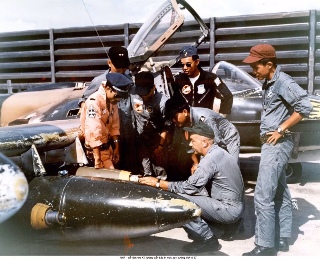 Năm 1961, các chuyên gia của Không quân Mỹ bắt đầu huấn luyện các phi công của ngụy quyền tại sân bay Biên Hòa, với những chiếc Skyraider được tháo bỏ móc đuôi (dùng để máy bay hạ cánh trên tàu sân bay).