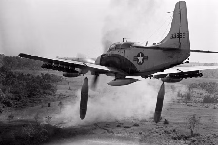 Không quân Mỹ thường xuất kích một lần gồm 2 máy bay; các phi công lái Syraider khi đến khu vực chiến đấu, để động cơ hoạt động ở chế độ 1,500 vòng/phút (RPM), tốc độ chừng 222 km/h, độ cao 1.370m, và khi có lệnh là có thể công kích được ngay.