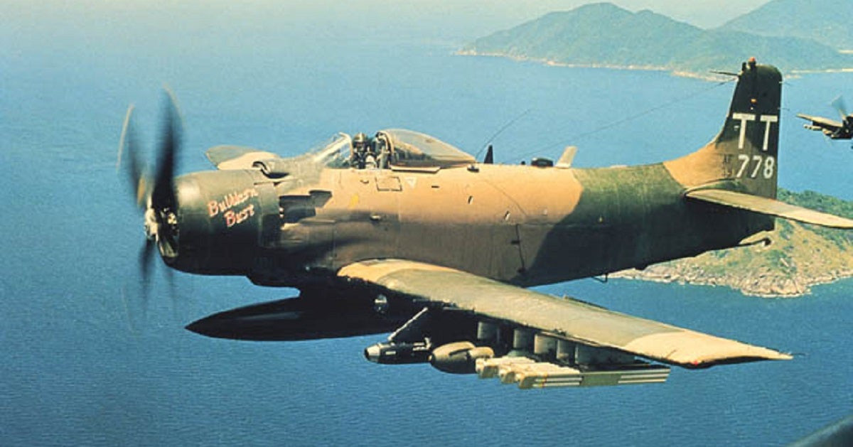 Mặc dù chỉ trang bị một động cơ pít-tông, nhưng vũ khí của Skyraider rất mạnh; Skyraider được trang bị tổng cộng 4 khẩu pháo 20mm, ngoài ra còn có bom rơi tự do và rốc két. Với tổng cộng 15 mấu cứng, Skyraider có thể mang tối đa 3.500 kg vũ khí các loại.