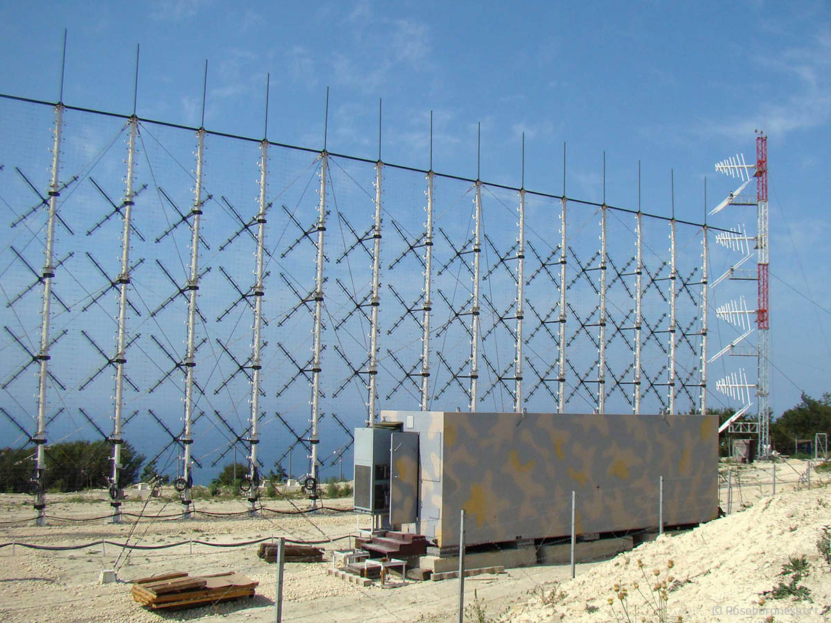 Rezonans-NE là một hệ thống radar tần số rất cao (VHF), được thiết kế để cung cấp cảnh báo sớm, chống lại máy bay tàng hình và tên lửa hành trình tàng hình. Hệ thống này bao gồm tối đa bốn mô-đun ăng-ten, đặt trong các container, có góc phương vị 90 độ và hoạt động độc lập. Nguồn ảnh: Pinterest. 