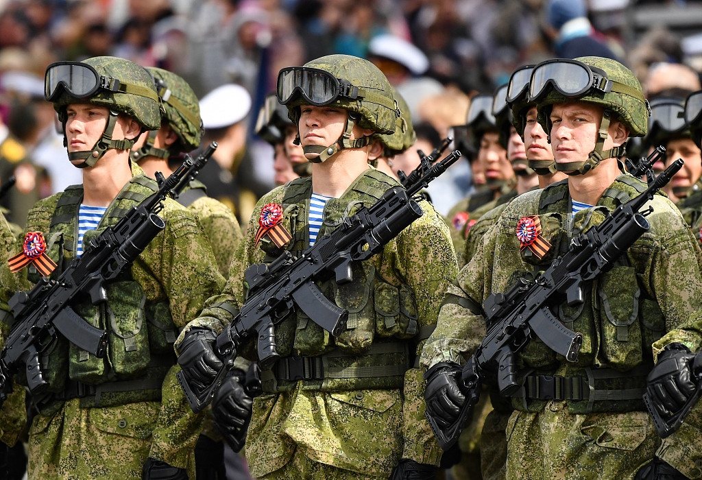 Đã tròn 10 năm kể từ khi bắt đầu chế tạo phiên bản đầu tiên của AK-12, bất chấp những vấn đề thiếu sót còn tồn tại, AK-12 xét về tổng thể có thể được đánh giá là thành công. Ngày nay, lực lượng vũ trang Nga đã lựa chọn và sử dụng hàng chục nghìn khẩu AK-12 trong biên chế. Nguồn ảnh: Pinterest.