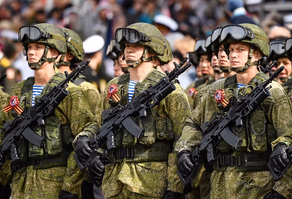 Đã tròn 10 năm kể từ khi bắt đầu chế tạo phiên bản đầu tiên của AK-12, bất chấp những vấn đề thiếu sót còn tồn tại, AK-12 xét về tổng thể có thể được đánh giá là thành công. Ngày nay, lực lượng vũ trang Nga đã lựa chọn và sử dụng hàng chục nghìn khẩu AK-12 trong biên chế. Nguồn ảnh: Pinterest.