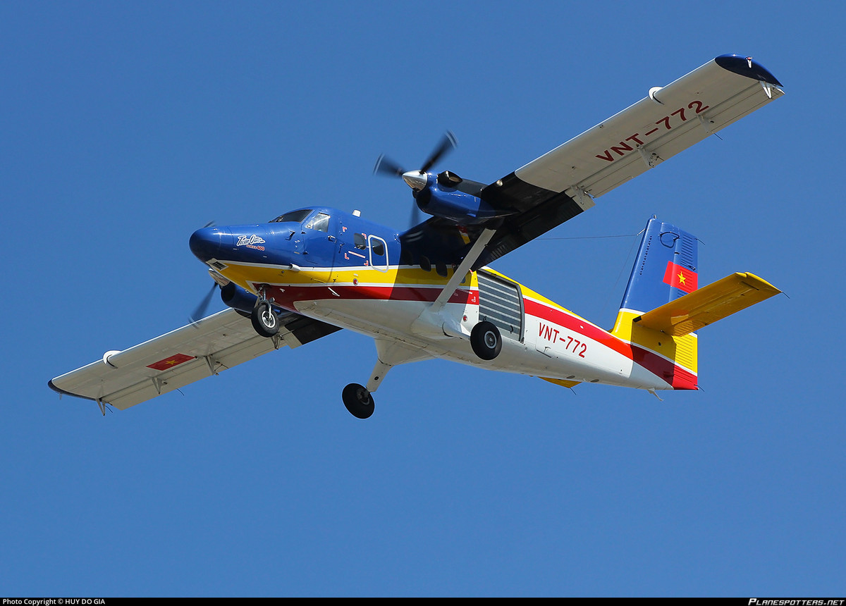 Một loại máy bay khác là DHC-6-400, đây là loại máy bay cánh bằng động cơ cánh quạt khá độc đáo. Chiếc DHC-6 đầu tiên đã bay thẳng từ Canada về Việt Nam và hạ cánh tại Sân bay Cam Ranh ngày 29/10/2013.