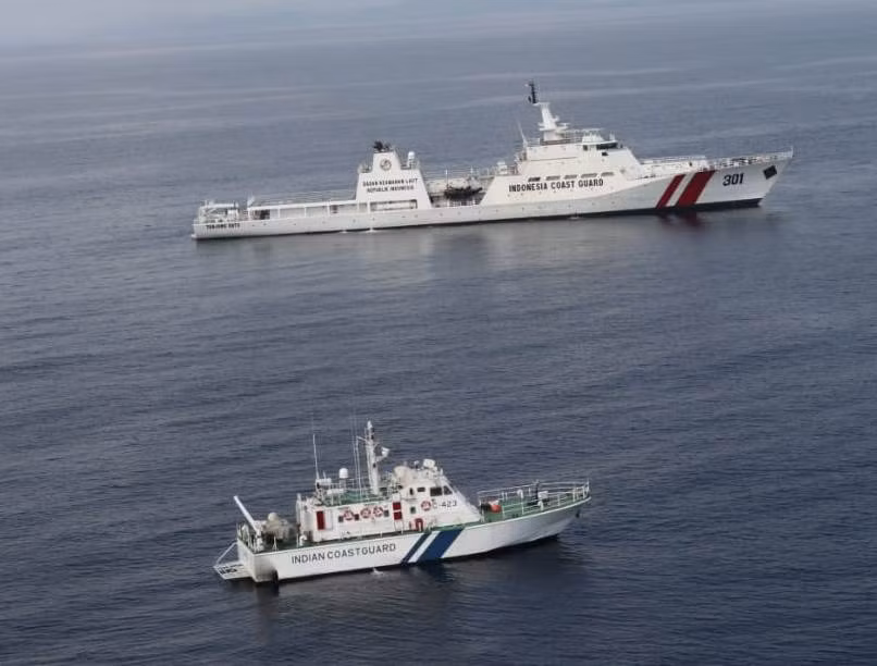 Do sự yếu kém và thiếu thốn về trang bị của lực lượng Tuần duyên cũng như Cơ quan An ninh Hàng hải, phía Indonesia thường xuyên phải điều động tàu chiến của Hải quân ra để hộ trợ lực lượng chấp pháp. Đây là một điều rất dễ khiến cho Trung Quốc lấy cớ để quân sự hóa vùng biển quanh Indonesia.