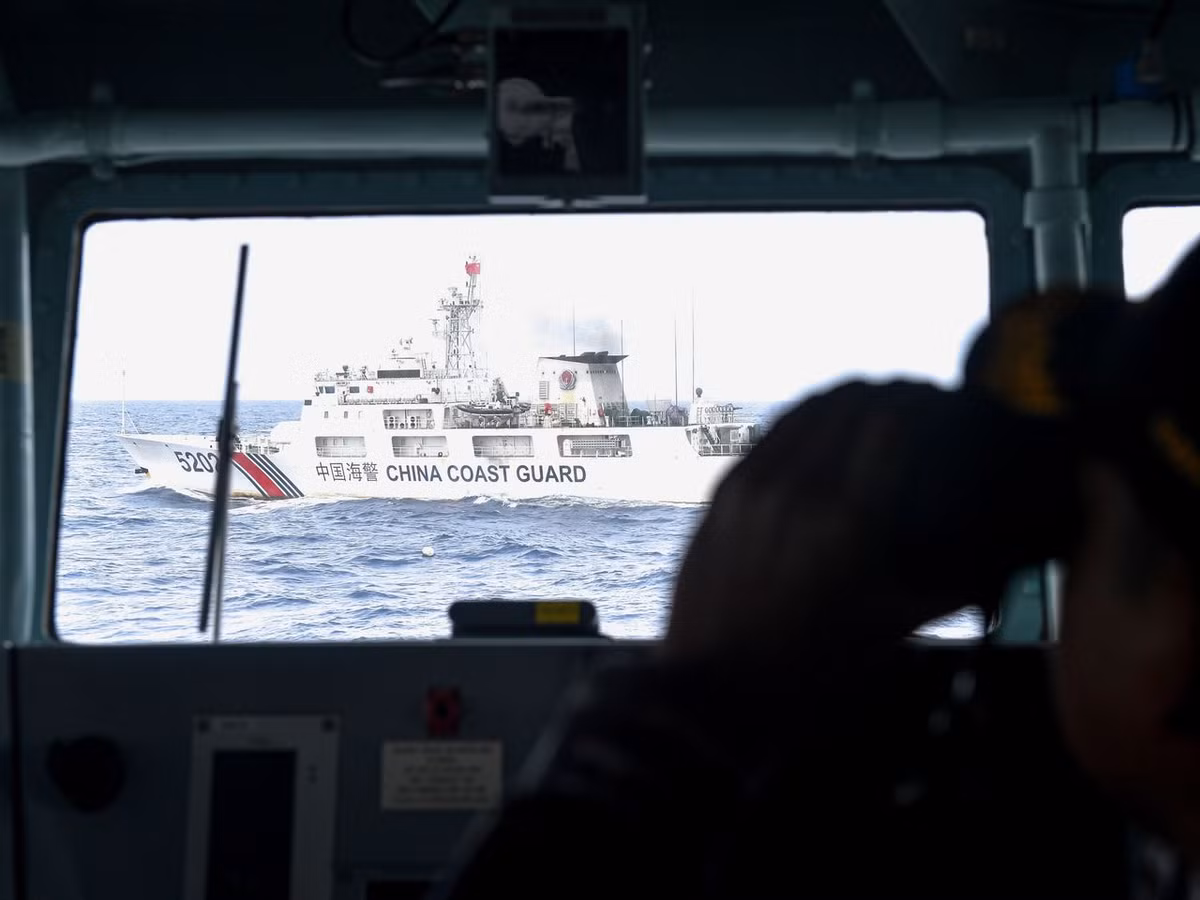 Cuối năm 2019, nhóm 5 tàu Hải cảnh Trung Quốc đã hộ tống cho hơn 60 tàu cá nước này ngang nhiên vào khu vực biển Indonesia đánh bắt cá. Phía Indonesia đã phải vô cùng chật vật để đối phó. Ảnh: Tàu Hải cảnh Trung Quốc xâm phạm chủ quyền Indonesia cuối năm 2019.