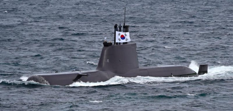 Việc không phổ biến vũ khí hạt nhân được coi là lợi ích quốc gia quan trọng đối với Mỹ, và việc Hàn Quốc phát triển tàu ngầm hạt nhân có thể sẽ bị phản đối. Điển hình là Hàn Quốc đã cố gắng đóng một tàu ngầm hạt nhân vào năm 2003 nhưng đã bị cản trở bởi Cơ quan Năng lượng Nguyên tử Quốc tế và Mỹ.