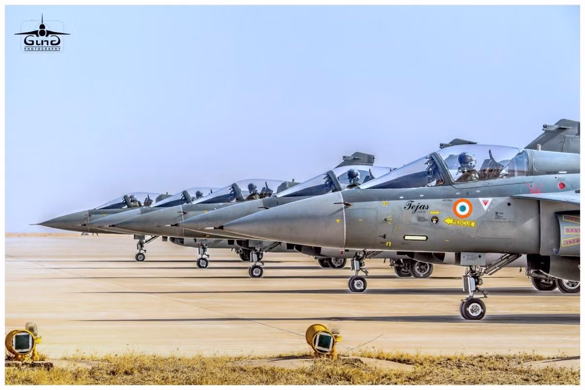 Thiết kế của LCA Tejas đã được cấu trúc để đáp ứng nhu cầu của các kịch bản chiến đấu hiện đại. Trọng tâm là tốc độ, khả năng tăng tốc, khả năng cơ động và sự nhanh nhẹn. Tejas tự hào với các tính năng như cất cánh và hạ cánh ngắn, an toàn, hiệu suất bay tuyệt vời, độ tin cậy và khả năng bảo trì.