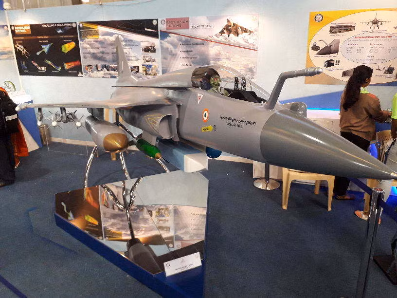 Máy bay chiến đấu Tejas cũng được trang bị các khái niệm thiết kế hiện đại như hệ thống điều khiển bay kỹ thuật số fly-by-wire, tính ổn định tĩnh và hệ thống điện tử hàng không tích hợp. Một tiện ích dựa trên radar đa chế độ và bộ vi xử lý tốc độ cao.