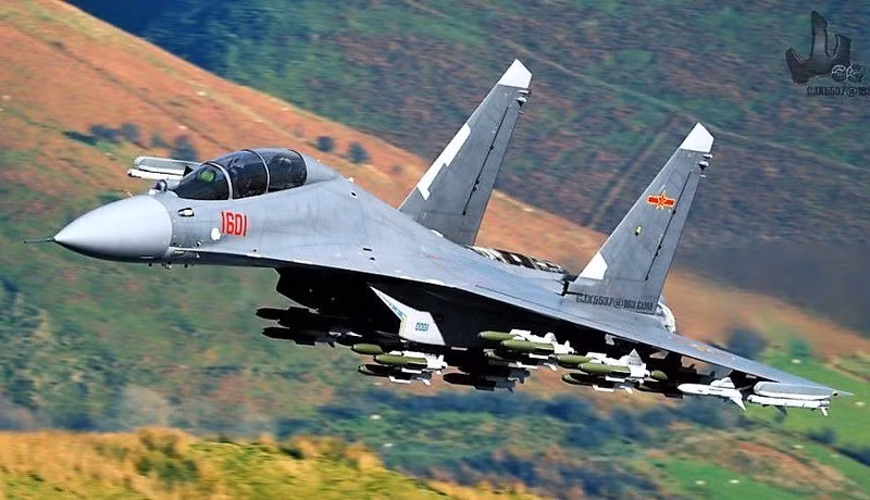 Các biến thể Flanker mới nhất được phát triển ở Trung Quốc như J-16 được hưởng lợi ích từ lớp phủ tàng hình, được trang bị một radar AESA và radar dẫn đường tên lửa không đối không, đây là những tính năng mà Su-35 còn thiếu.