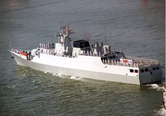 Về trang bị vũ khí, tàu có 1 hải pháo 76mm, 4 tên lửa hành trình chống hạm YJ-83, 1 bệ phóng tên lửa phòng không tầm ngắn HHQ-10 cùng với đó là 2x3 cụm ống phóng ngư lôi chống ngầm 324mm cho nhiệm vụ săn ngầm chuyên dụng.